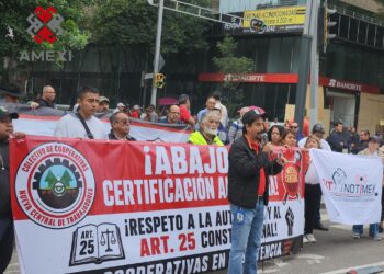Alfredo Desiderio Rojas Lara, denuncia la asfixia que las recientes reformas le imponen a las cooperativas mexicanas, en un mitin frente a la Secretaría del Bienestar, en la CDMX