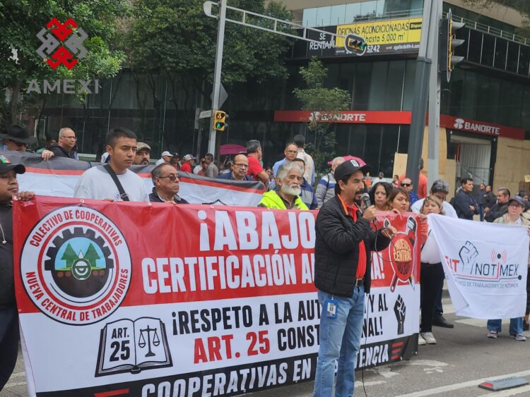 Alfredo Desiderio Rojas Lara, denuncia la asfixia que las recientes reformas le imponen a las cooperativas mexicanas, en un mitin frente a la Secretaría del Bienestar, en la CDMX