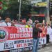 Alfredo Desiderio Rojas Lara, denuncia la asfixia que las recientes reformas le imponen a las cooperativas mexicanas, en un mitin frente a la Secretaría del Bienestar, en la CDMX