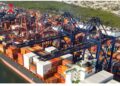Contenedores en el Puerto de Manzanillo con aumento en movimiento de carga y récord de TEUs en México.