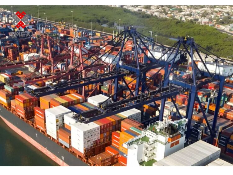 Contenedores en el Puerto de Manzanillo con aumento en movimiento de carga y récord de TEUs en México.