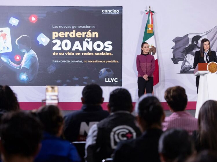 Reformas buscan prohibir celulares en escuelas y redes sociales