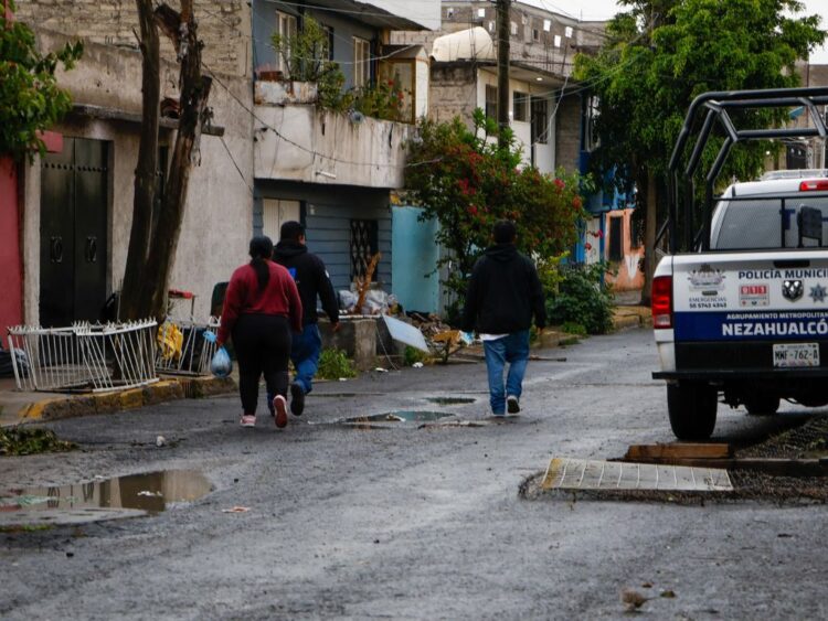 Regresan 179 vecinos a sus casas tras fuga de gas en Neza