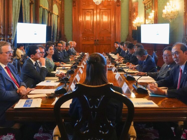 Revisión en Palacio Nacional de la inversión japonesa en México.