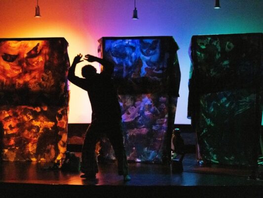 Ricardo Haneine Haua interpreta Videncia en su regreso al escenario teatral, 52 años después de haber escrito la obra.