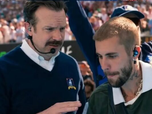 Jason Sudeikis caracterizado como “Ted Lasso” presenta a Justin Bieber durante el show de medio tiempo de la final del Mundial 2026.