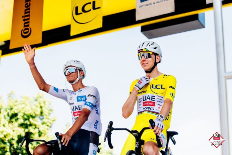 Isaac del Toro y Tadej Pogacar. AMEXI/Foto/Tomada de @TeamEmiratesUAE