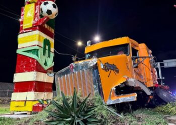 Tráiler se impacta contra figura del Mundial en Ecatepec. Foto RRSS