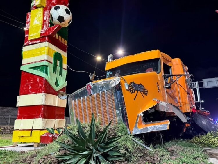 Tráiler se impacta contra figura del Mundial en Ecatepec. Foto RRSS