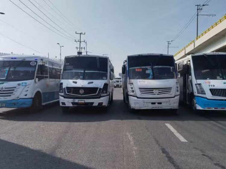 Transportistas bloquean la autopista México-Puebla por la inseguridad. AMEXI Foto RRSS