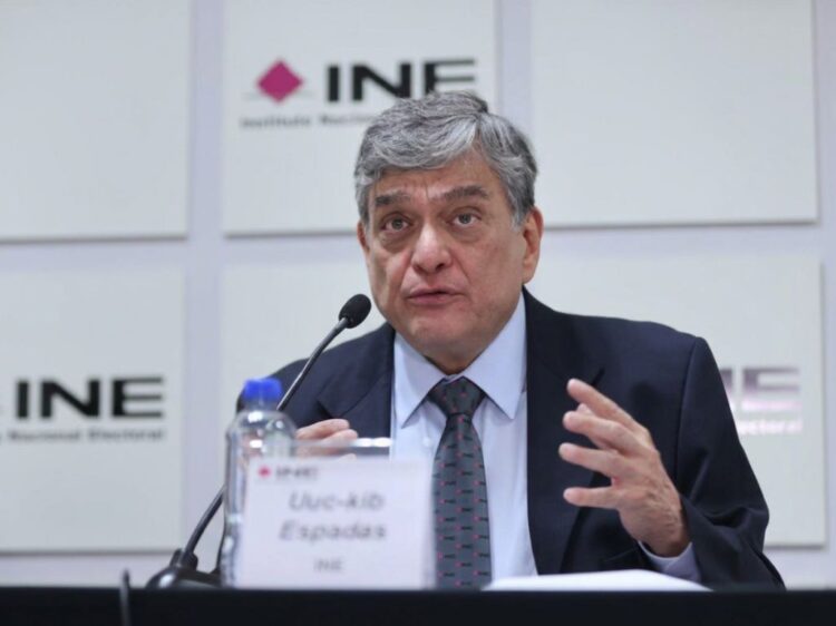 El consejero del INE Uuc-kib Espadas presenta su propuesta de doble boleta electoral