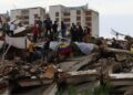 Rescatistas sobre un edificio colapsado, en La Guaira (antes Vargas), Venezuela.
