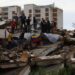 Rescatistas sobre un edificio colapsado, en La Guaira (antes Vargas), Venezuela.