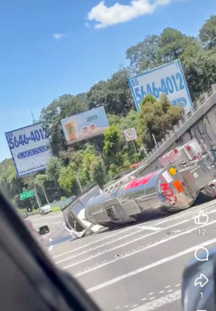 Accidente en la México-Toluca: pipa vacía se precipita desde puente