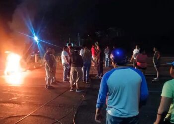 Vecinos bloquean calles por fallas eléctricas de hasta 48 horas