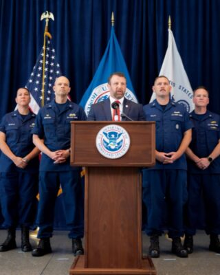 El secretario de Seguridad Nacional, Markwayne Mullin, confirmó la detención diaria de al menos 3 mil 200 personas