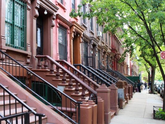 Un barrio comienza cuando alguien deja de decir "esa casa" y empieza a decir "la casa de doña Lupita".