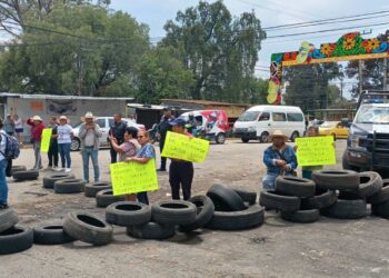 Habitantes de la comunidad de Montecillo bloquearon la carretera federal México-Texcoco, para exigir la destitución de la primera delegada