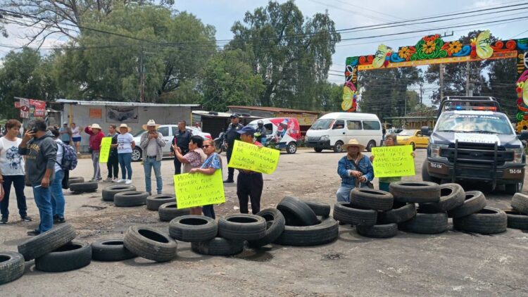 Habitantes de la comunidad de Montecillo bloquearon la carretera federal México-Texcoco, para exigir la destitución de la primera delegada