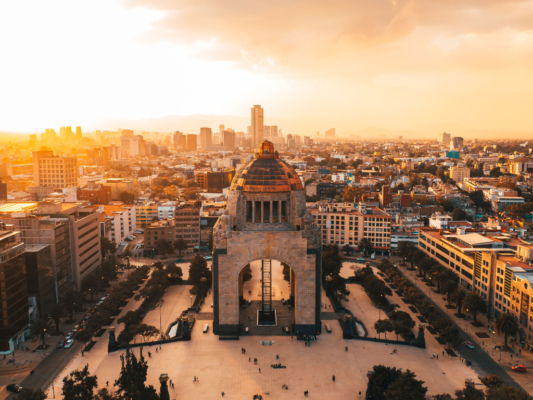 Confundimos privacidad con aislamiento. Y comodidad con indiferencia. AMEXI/FOTO/ https://www.pexels.com/es-es/foto/ciudad-gente-punto-de-referencia-calle-6942525/