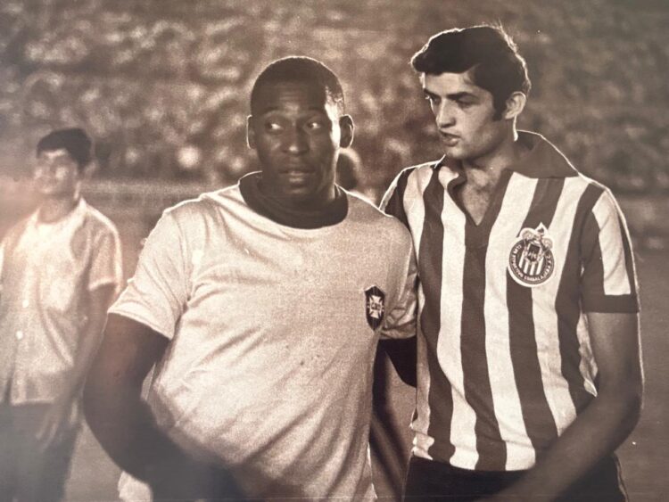 En la ciudad de Mérida se exhibe una muestra fotográfica, de uno de los futbolistas que han dejado huella en el mundo, se trata del Rey Pelé.