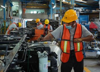 Empleo en México cae en junio; informalidad resiste