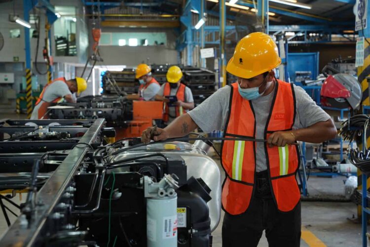 Empleo en México cae en junio; informalidad resiste