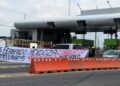 Familiares de Teodoro García Simental, conocido como “El Teo” realizaron este lunes una protesta en la caseta El Dorado