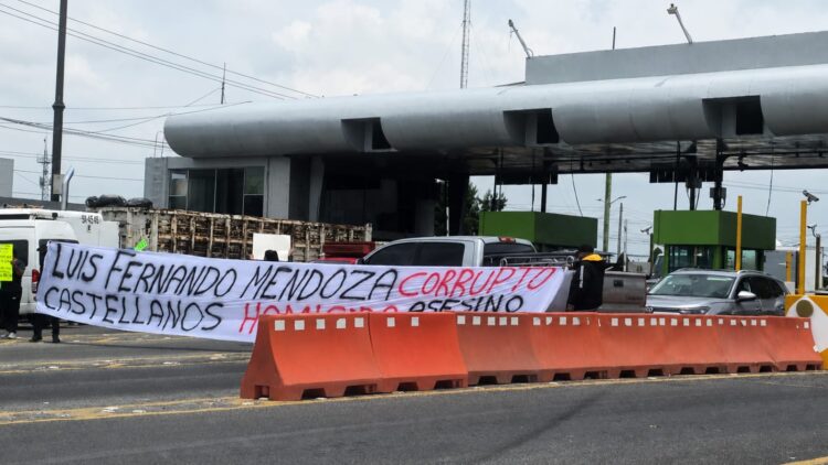 Familiares de Teodoro García Simental, conocido como “El Teo” realizaron este lunes una protesta en la caseta El Dorado