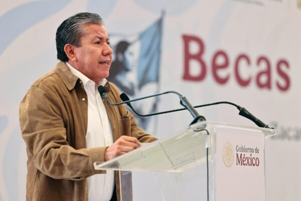 el gobernador de Zacatecas, David Monreal Ávila agradeció la entrega de becas en la entidad, así como la construcción del nuevo plantel de la UNRC