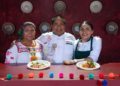 Adriana Paniagua, cocinera tradicional de Nayarit, prepara platillos típicos durante el Festival Gastronómico "México de Mis Sabores" en Campo Marte, Ciudad de México.