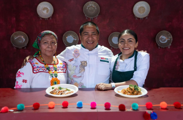 Adriana Paniagua, cocinera tradicional de Nayarit, prepara platillos típicos durante el Festival Gastronómico "México de Mis Sabores" en Campo Marte, Ciudad de México.