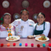 Adriana Paniagua, cocinera tradicional de Nayarit, prepara platillos típicos durante el Festival Gastronómico "México de Mis Sabores" en Campo Marte, Ciudad de México.