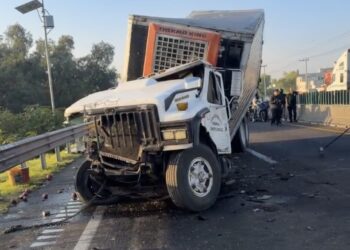 Choca y se incendia camión cargado con cebollas en Circuito Exterior Mexiquense