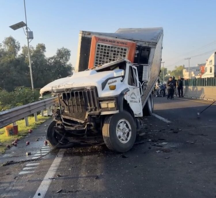 Choca y se incendia camión cargado con cebollas en Circuito Exterior Mexiquense