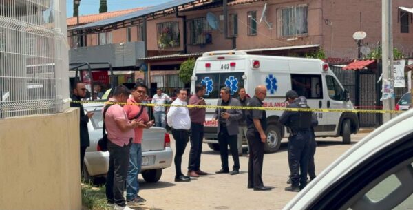 ​Después del reporte del asesinato del periodista, personal de la Fiscalía General del Estado de Oaxaca (FGEO) y peritos especializados se trasladaron al sitio del crimen