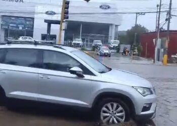 La intensa lluvia registrada este domingo provocó encharcamientos e inundaciones en distintos puntos del municipio de Los Reyes La Paz.