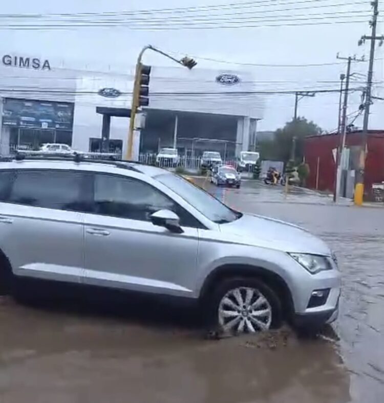 La intensa lluvia registrada este domingo provocó encharcamientos e inundaciones en distintos puntos del municipio de Los Reyes La Paz.