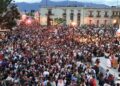Más de 30 mil asistentes a Oaxaca festejan el inicio de la fiesta de Guelaguetza, donde grupos de las ocho regiones resaltan su folklore