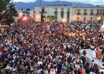 Más de 30 mil asistentes a Oaxaca festejan el inicio de la fiesta de Guelaguetza, donde grupos de las ocho regiones resaltan su folklore