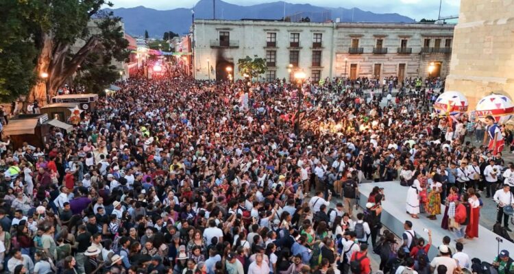 Más de 30 mil asistentes a Oaxaca festejan el inicio de la fiesta de Guelaguetza, donde grupos de las ocho regiones resaltan su folklore