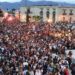 Más de 30 mil asistentes a Oaxaca festejan el inicio de la fiesta de Guelaguetza, donde grupos de las ocho regiones resaltan su folklore