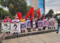 Padres de los 43 estudiantes desaparecidos de Ayotzinapa acusan que el gobierno pretenda regresar a la versión del PRI.