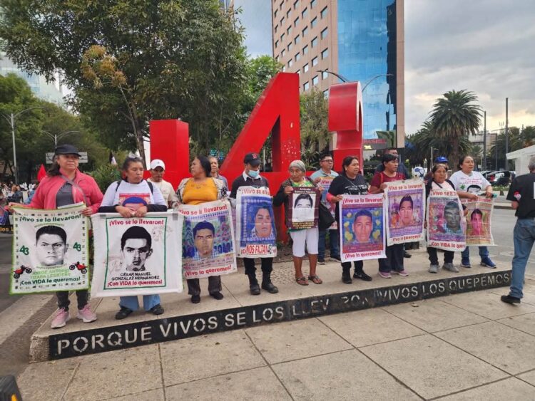 Padres de los 43 estudiantes desaparecidos de Ayotzinapa acusan que el gobierno pretenda regresar a la versión del PRI.