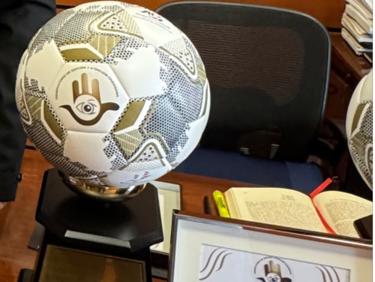 Autoridades son reconocidas por organización ciudadana con el “Balón Mundialista del Observatorio”