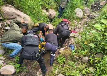 En la Sierra de Guadalupe un hombre de 77 años cae ocho metros a una cañada y sobrevive, es rescatado por gurpos de emergencia del Edomex