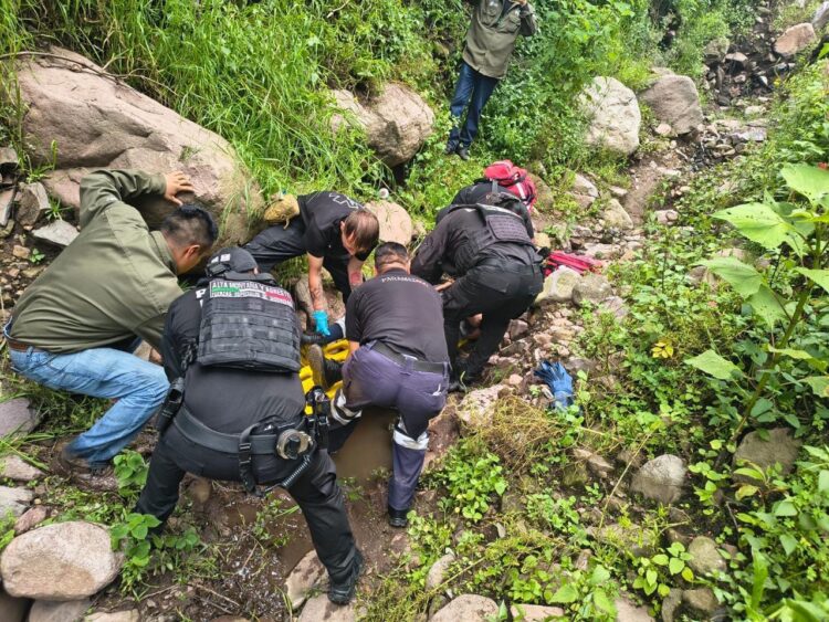 En la Sierra de Guadalupe un hombre de 77 años cae ocho metros a una cañada y sobrevive, es rescatado por gurpos de emergencia del Edomex