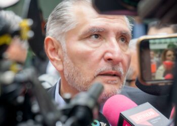 Después de permanecer cerca de tres semanas fuera de la escena pública, el senador Adán Augusto López Hernández, reaparece este miércoles