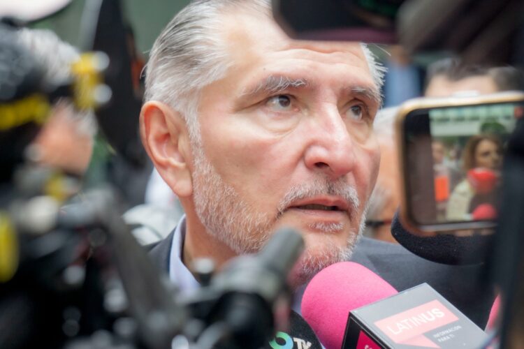 Después de permanecer cerca de tres semanas fuera de la escena pública, el senador Adán Augusto López Hernández, reaparece este miércoles