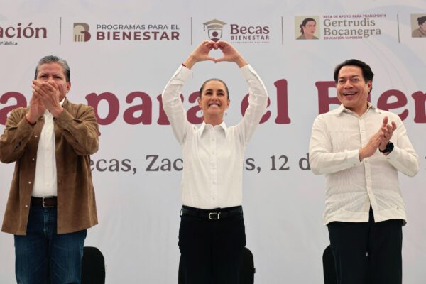 La mandataria federal explica que la beca Gertrudis Bocanegra es para apoyar a los estudiantes en el transporte.